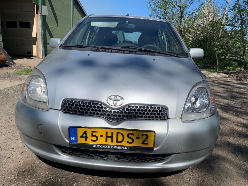 Toyota Yaris 2002 (lekke uitlaat en remblokjes op), 31 €/maand, 400 kg, 68 pk, Bedrijf