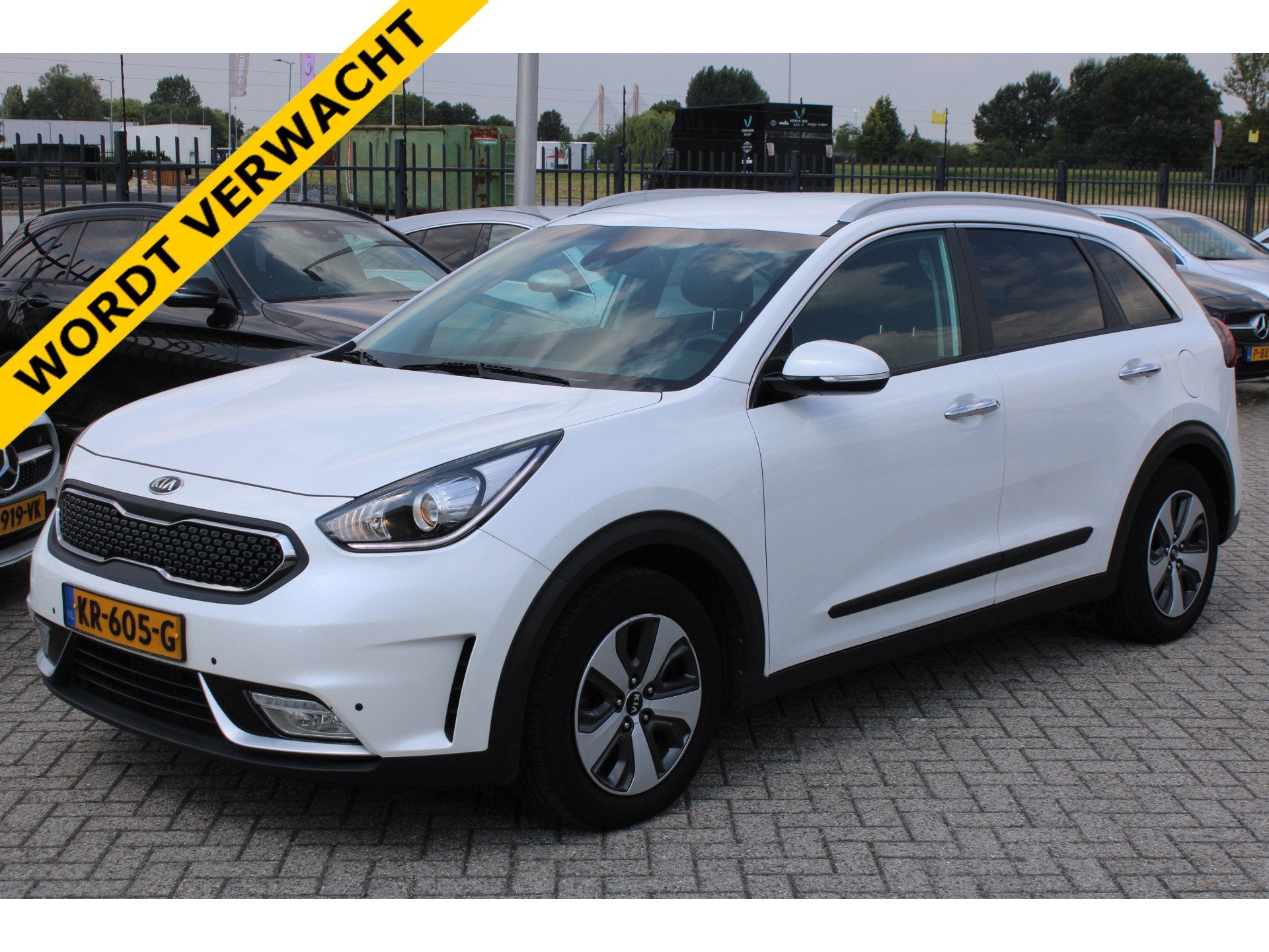 Kia Niro 1.6 GDi Hybrid First Edition (bj 2016, automaat), Auto's, Kia, Gebruikt, Leder en Stof, Wit, 26 km/l