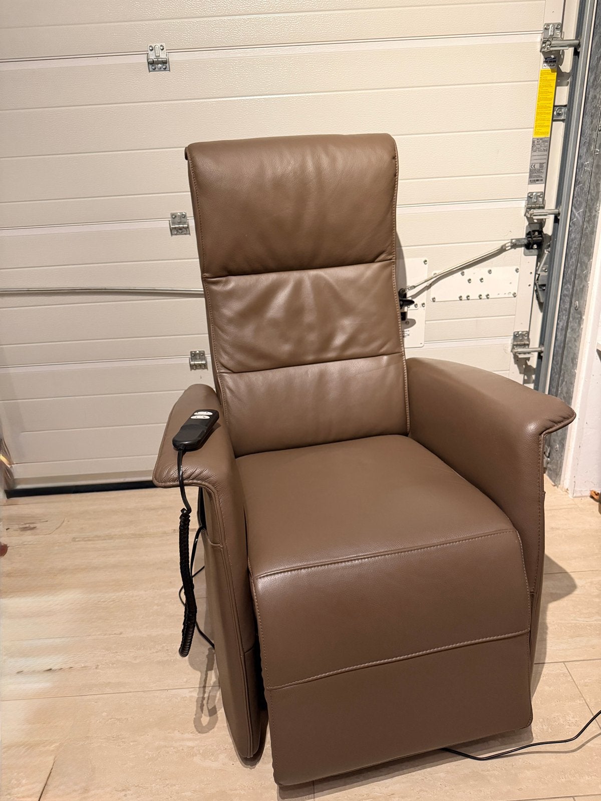 Relaxfauteuil met sta-op functie, Ophalen, Zo goed als nieuw, 75 tot 100 cm, Leer