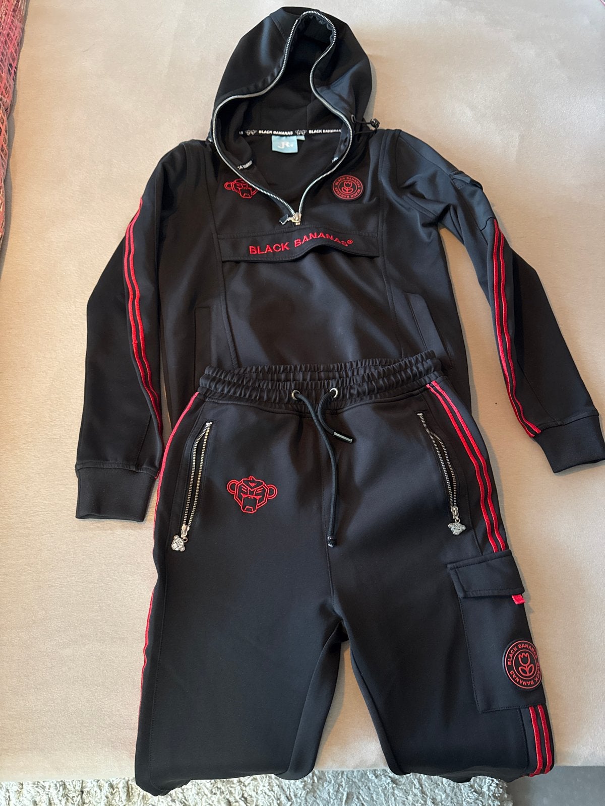 Black Bananas Trainingspak Zwart/Rood Maat 152, Ophalen of Verzenden, Zo goed als nieuw, Jongen of Meisje, Setje