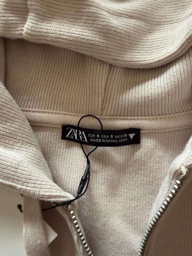 Zara Vest met capuchon - Nieuw met kaartjes, Ophalen, Zo goed als nieuw, Maat 36 (S), Beige