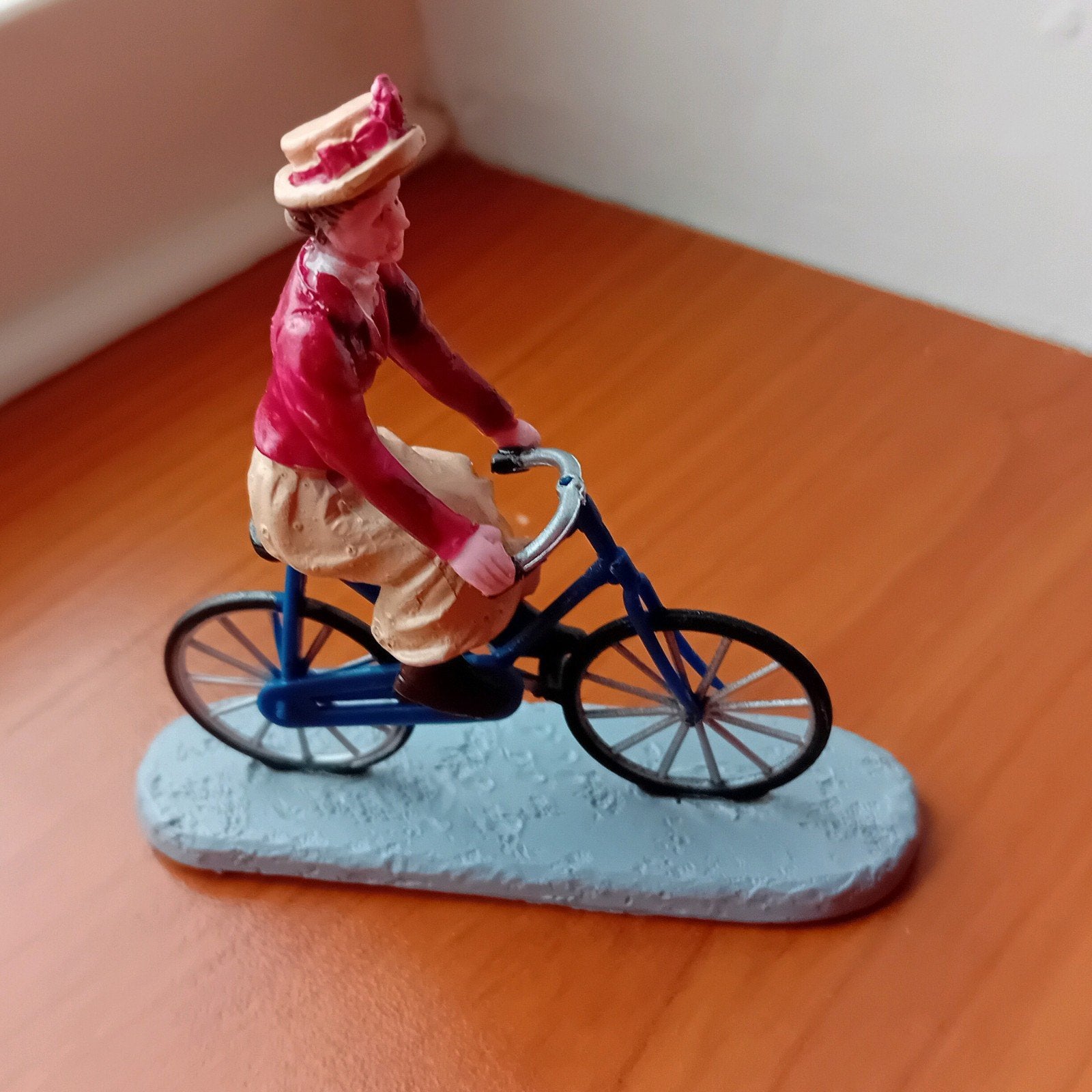 Lemax fietsende dame voor Kerstdorp, Ophalen of Verzenden, Zo goed als nieuw