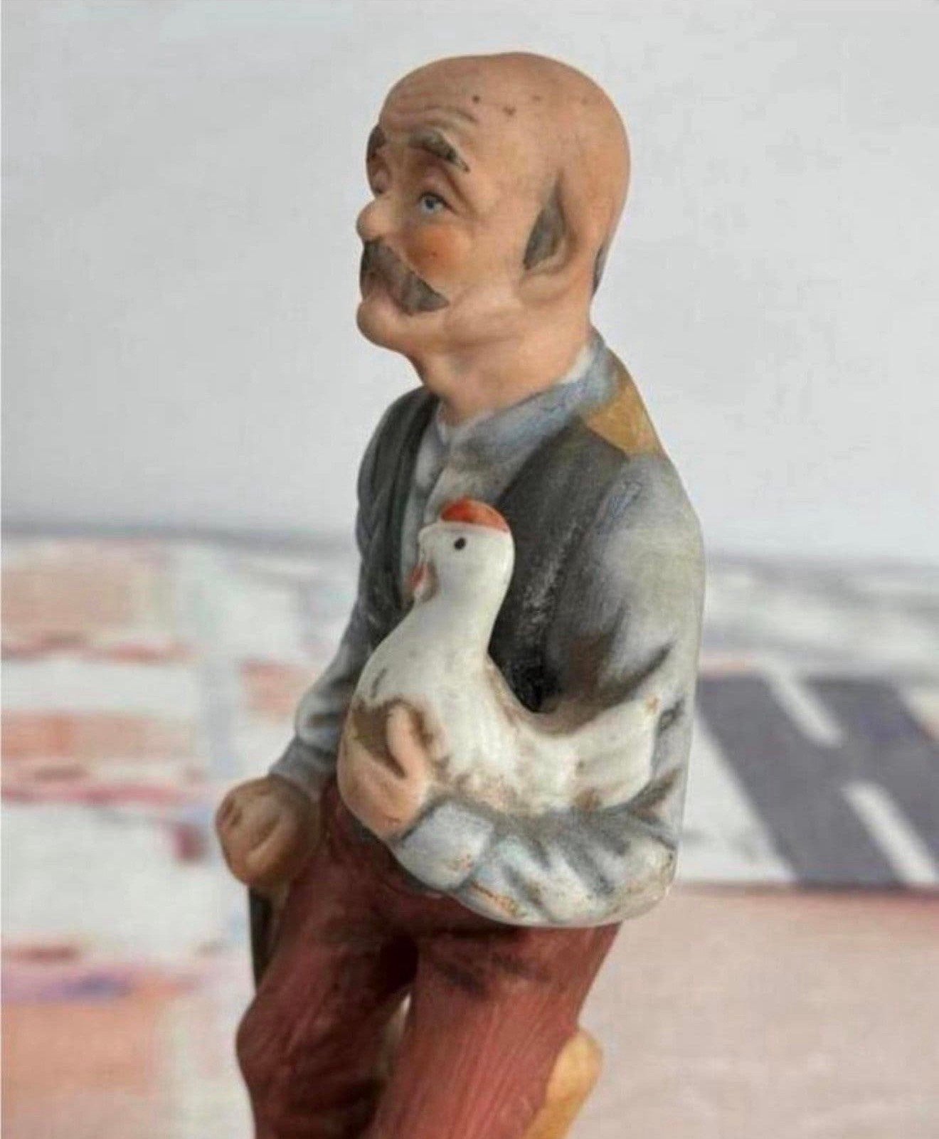 1990 vintage Antiek porseleinen beeldje Man met Kip 19CM, Verzamelen, Ophalen of Verzenden, Mens
