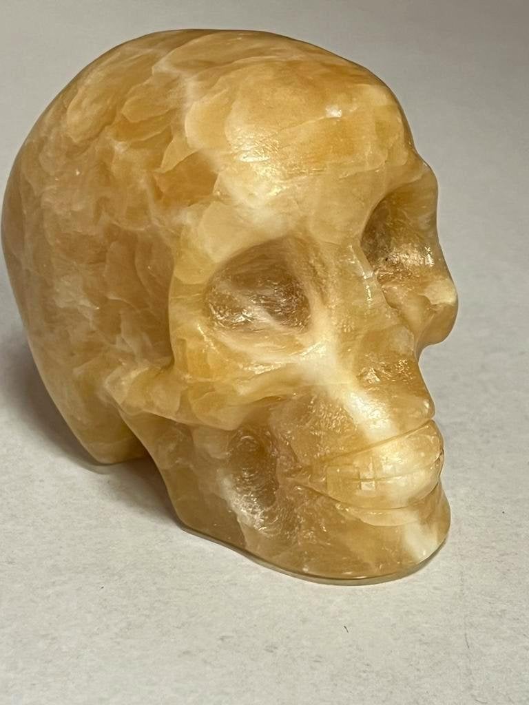 Gepolijste en geslepen schedel van oranje calciet, Ophalen of Verzenden, Mineraal