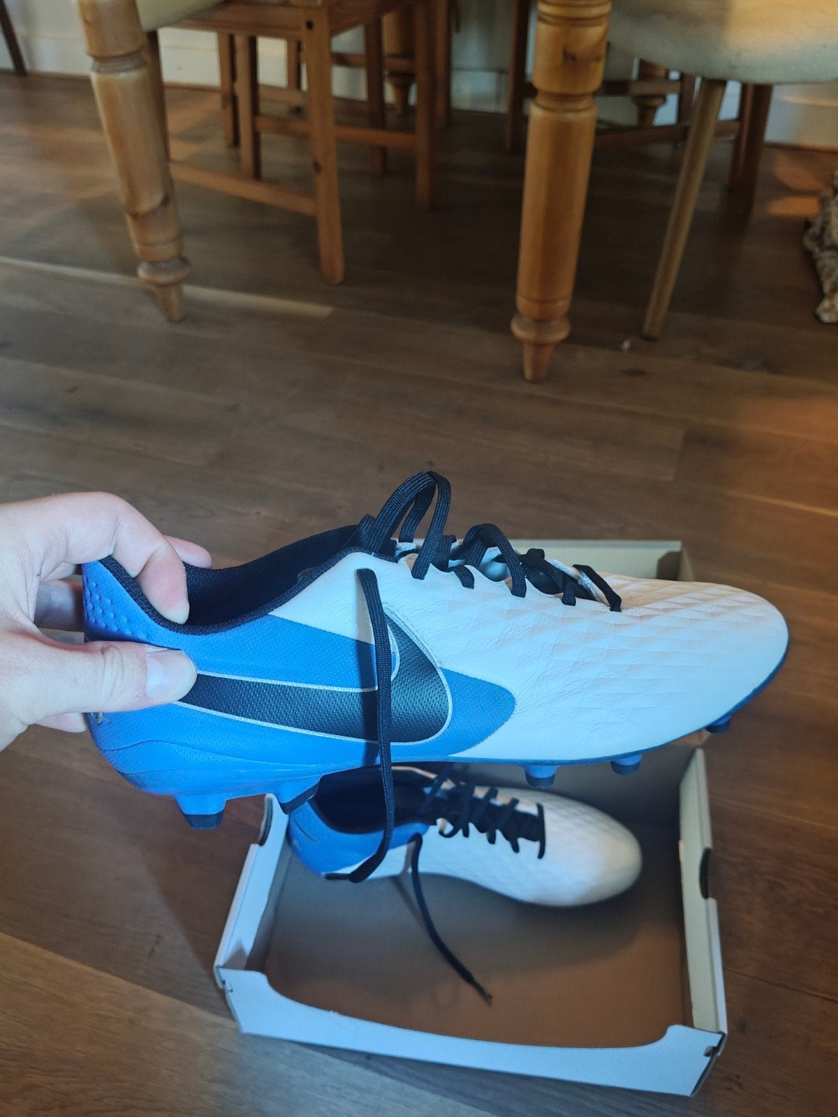 Nike Tiempo voetbalschoenen - Wit/Blauw, Maat XS of kleiner, Ophalen of Verzenden, Zo goed als nieuw, Schoenen