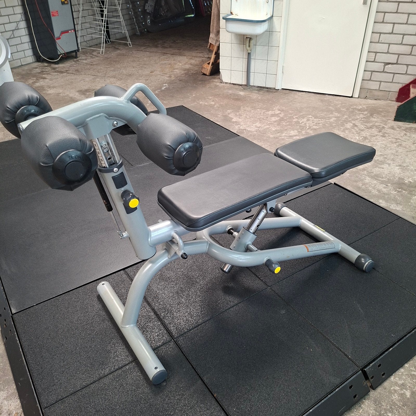 Technogym Abdominal Crunch Bench, Sport en Fitness, Ophalen, Zo goed als nieuw, Fitnessbank