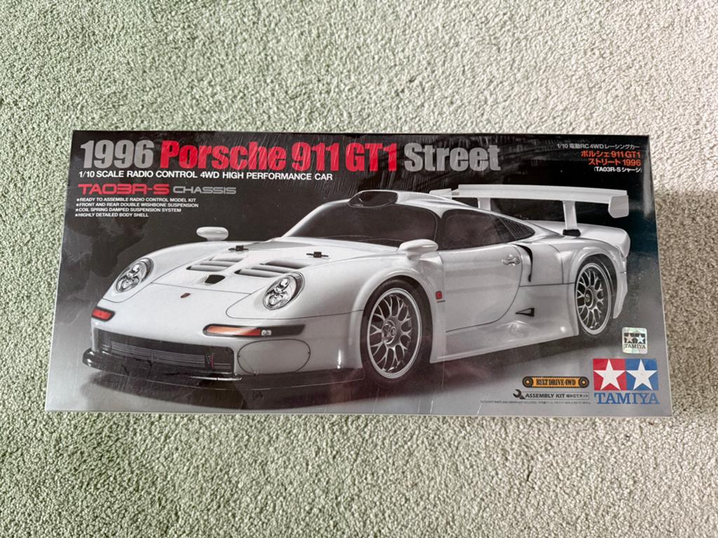 Tamiya 47443 Porsche 911 GT1 Street TA03R-S, Auto, Groter dan 1:32, Nieuw, Ophalen of Verzenden