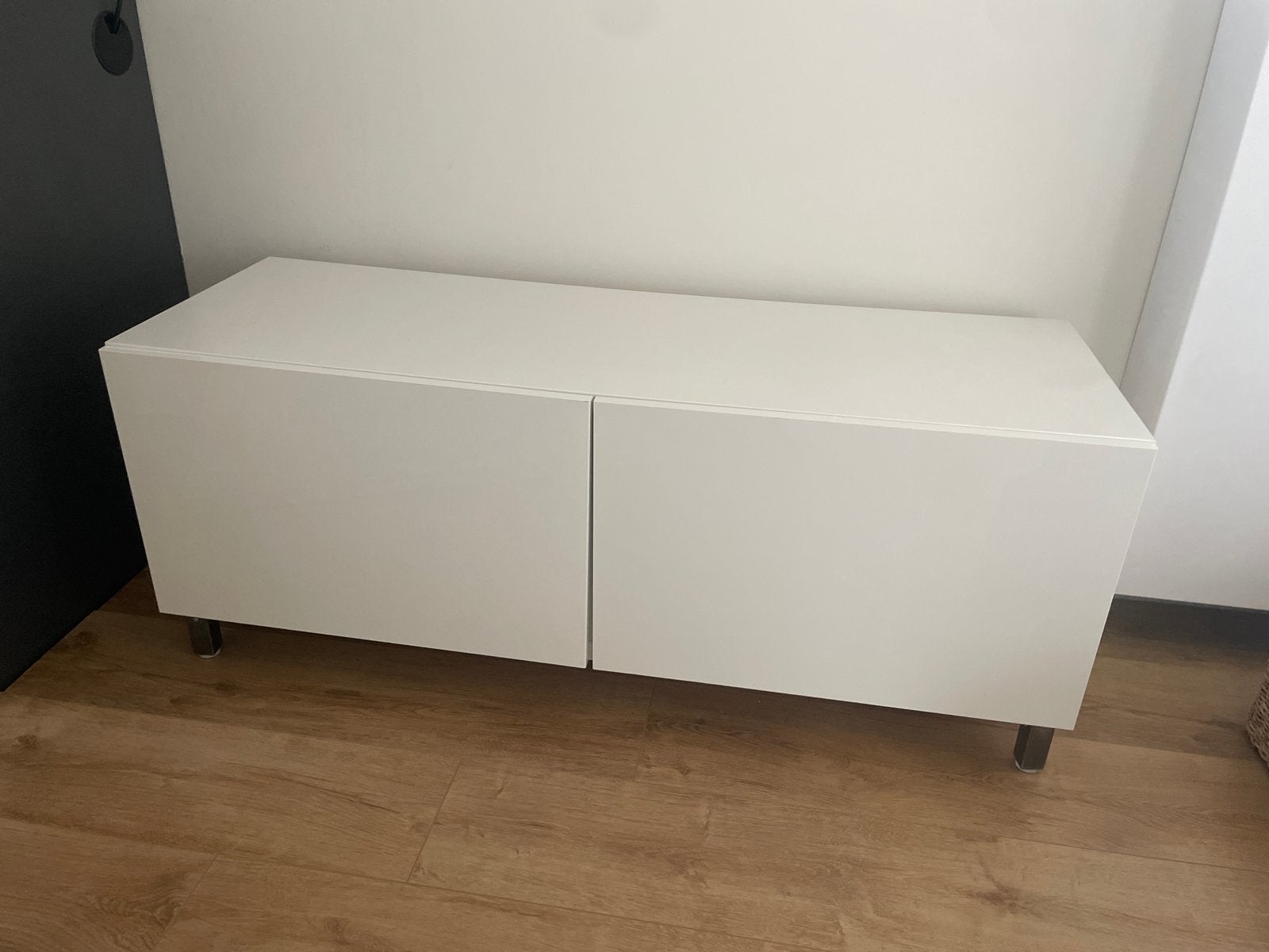 Witte TV-meubel/dressoir met 2 deuren en planken, Ophalen, Kunststof, 100 tot 150 cm, Zo goed als nieuw