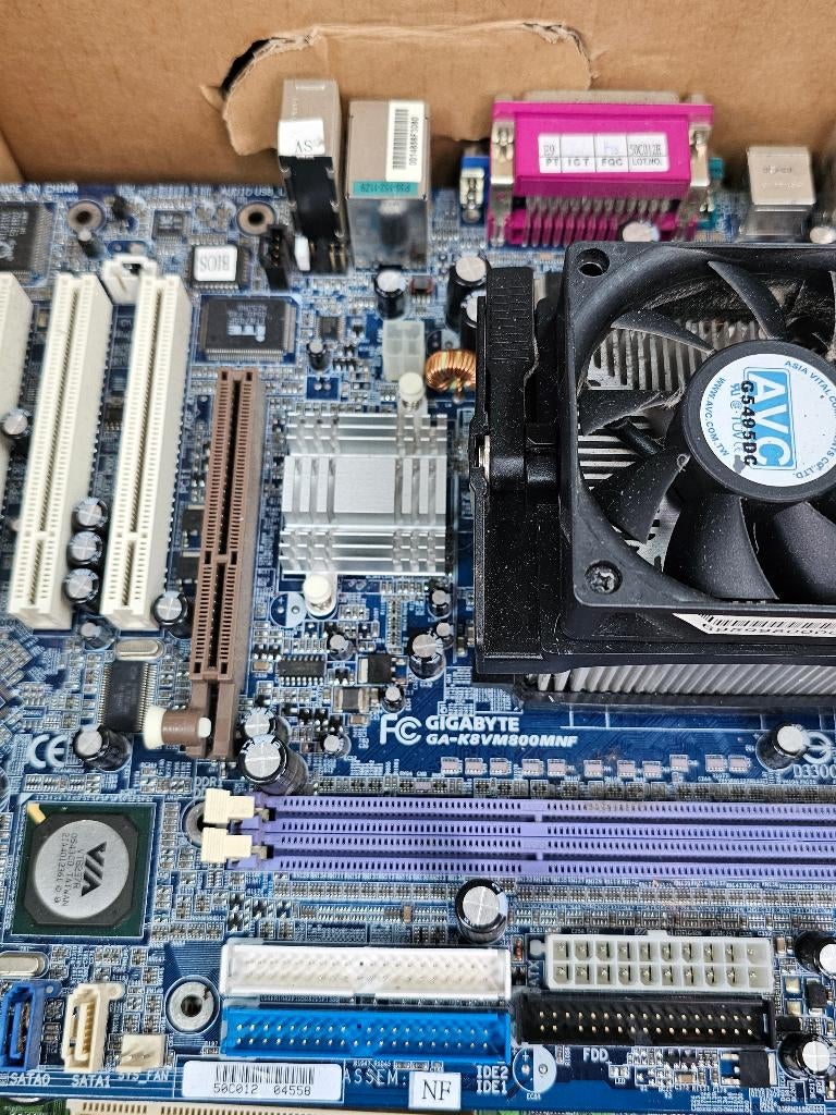 Gigabyte GA-K8VM800MNF, Computers en Software, Moederborden, Gebruikt, Ophalen of Verzenden, DDR, Micro-ATX