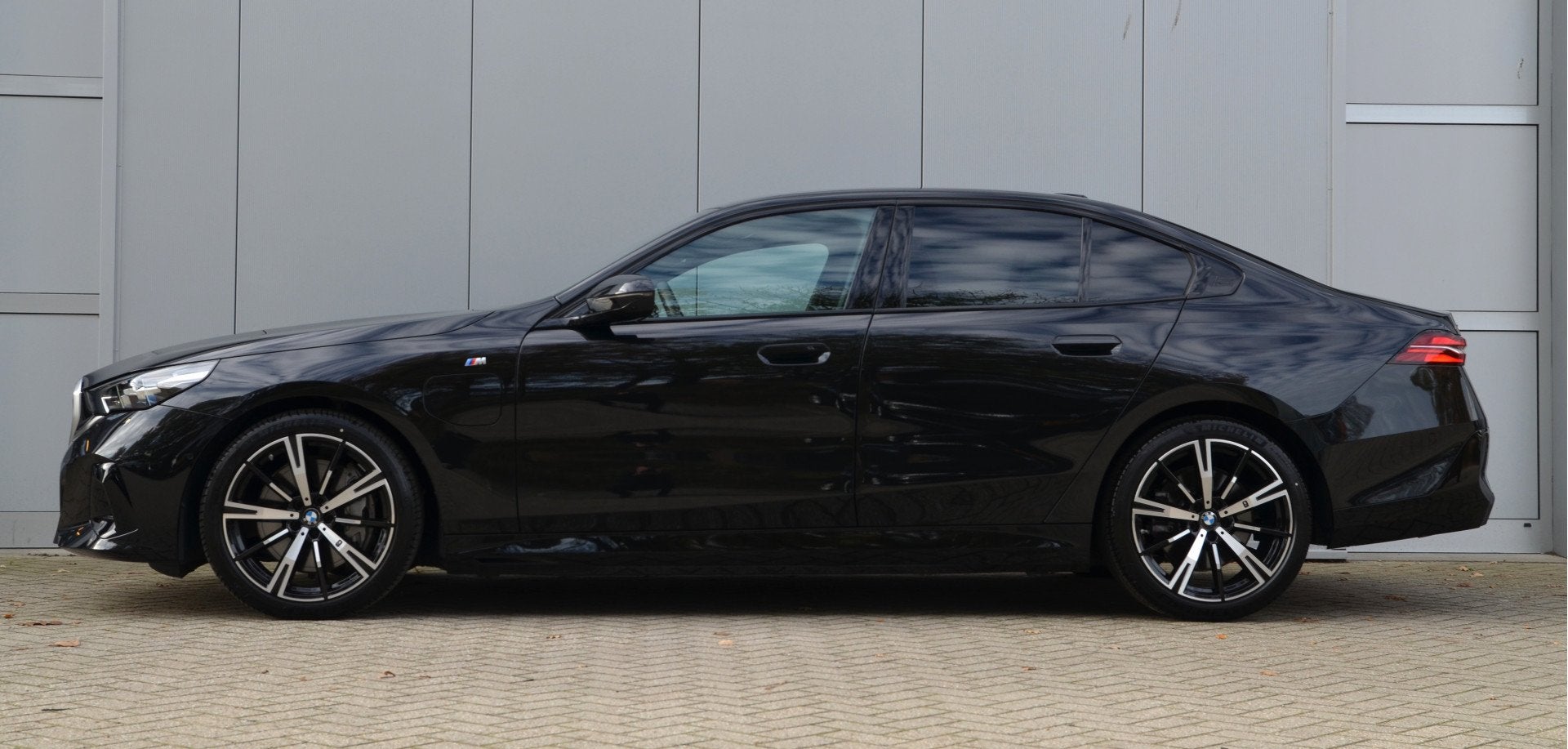 BMW 5 Serie 550e xDrive M Sport Automaat / Trekhaak / Bowers, Auto's, BMW, 12 maanden, Gebruikt, Zwart, Zwart
