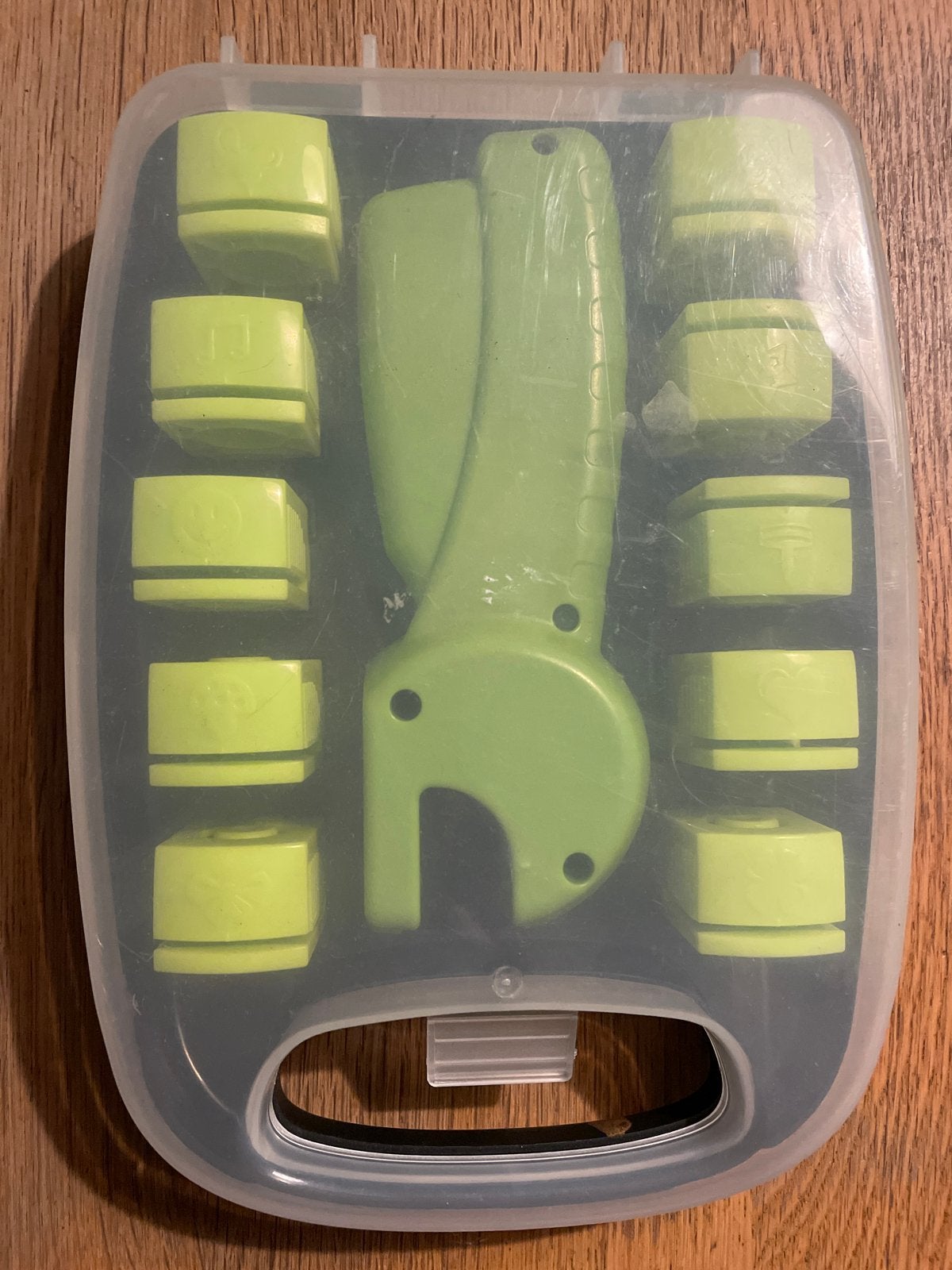 Knutselset met pons en diverse papier figuurstempels, Geschikt voor snijden, Gebruikt, Groen, Overige thema's