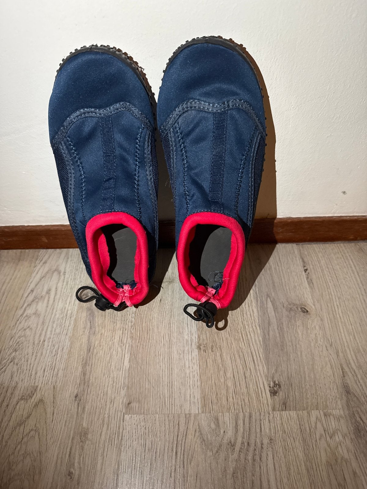 Waterschoenen maat 35/36 - Blauw met rood, Kleding | Dames, Schoenen, Ophalen of Verzenden, Zo goed als nieuw, Blauw, Overige typen