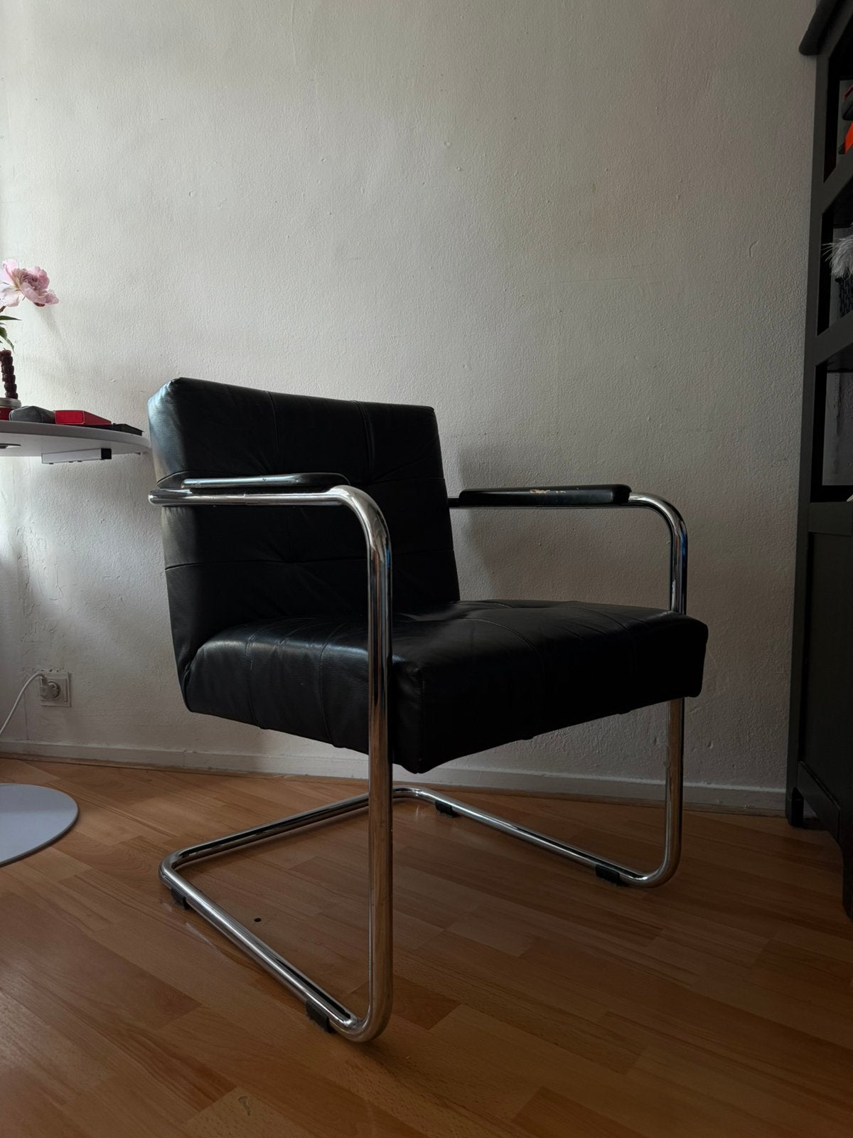 Black Leather Chrome Armchair Zwarte leren fauteuil, Huis en Inrichting, Ophalen, Zo goed als nieuw, 75 tot 100 cm, 50 tot 75 cm