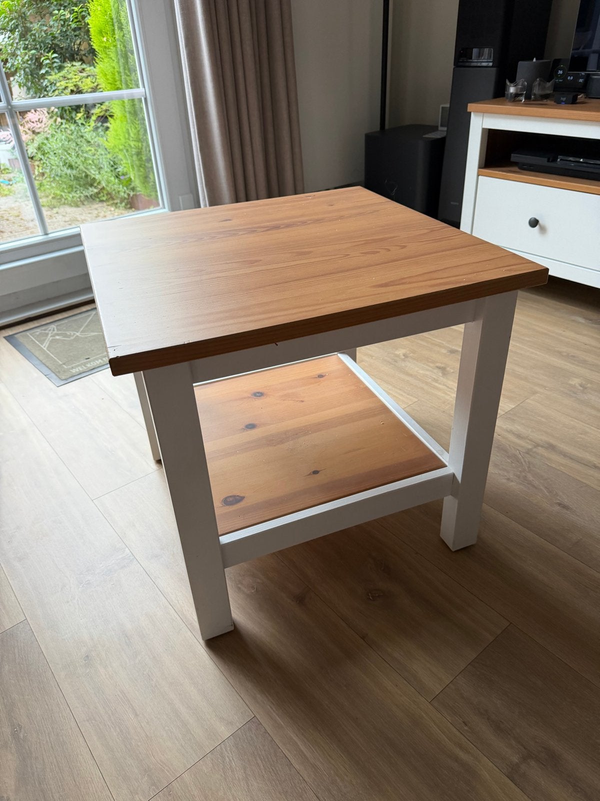 Ikea HEMNES bijzettafel met opbergplank, Huis en Inrichting, Tafels | Bijzettafels, Minder dan 55 cm, Gebruikt, Ikea Hemnes, Vierkant
