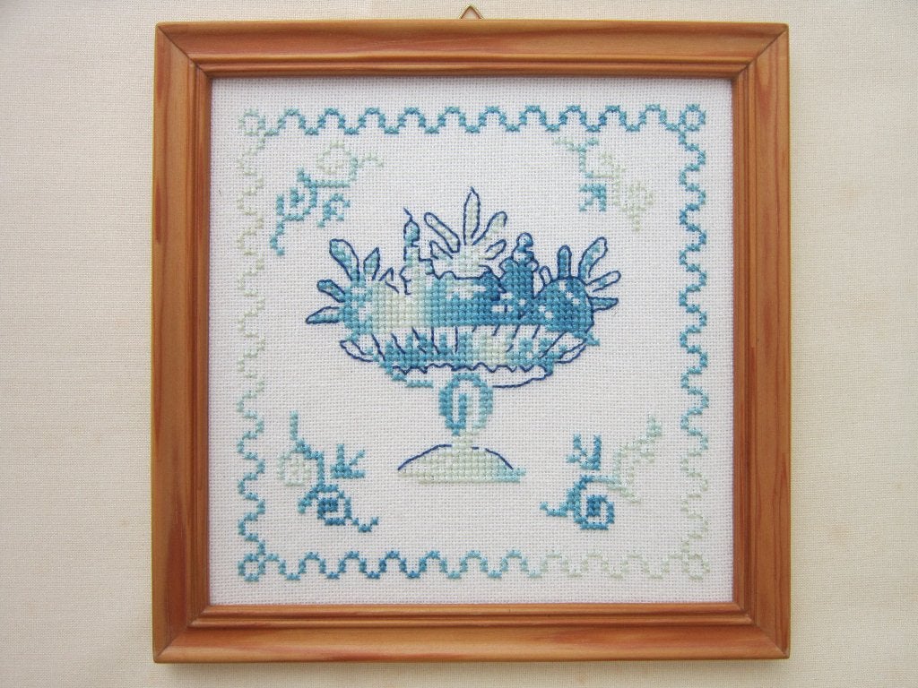Schilderijtje: Borduurwerk, Schaal met plantjes., Minder dan 50 cm, Ophalen of Verzenden, Zo goed als nieuw, Schilderij