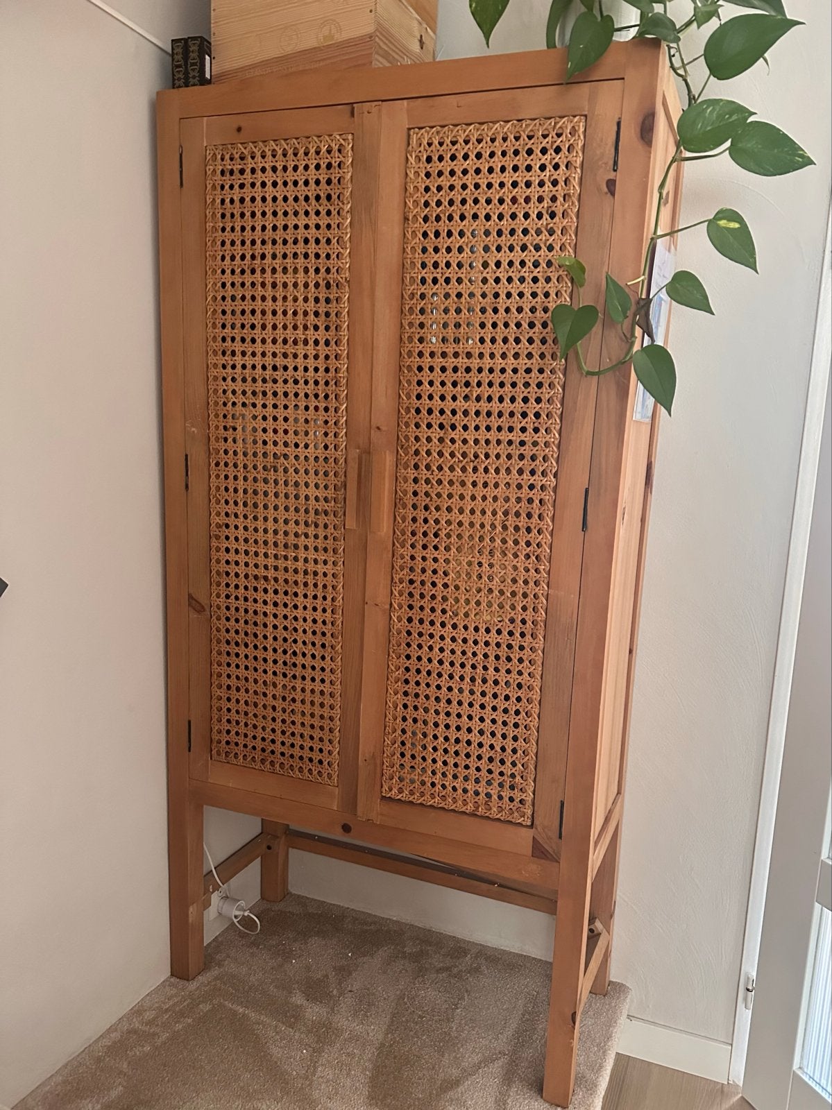 Houten kast met webbing deurtjes, Ophalen, Zo goed als nieuw