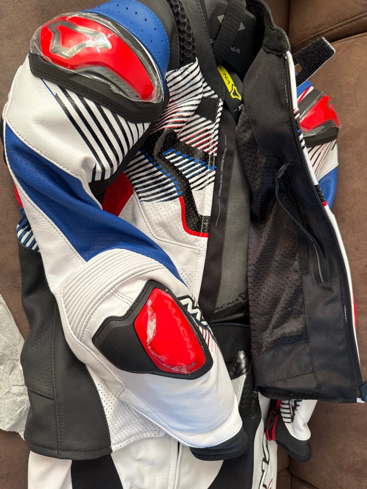 Macna Armadyl Geperforeerd Tweedelig Motorpak Wit/Blauw/Rood, Motoren, Ophalen, Nieuw met kaartje, Heren, Combipak