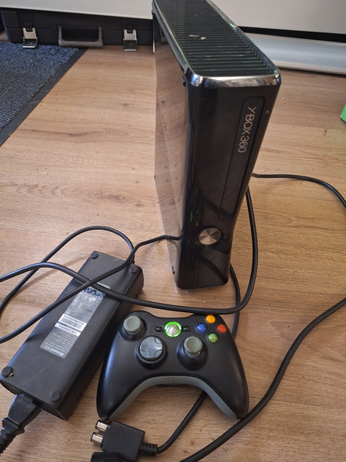 Xbox 360 Slim 250GB HDD met controller en voeding, Spelcomputers en Games, Spelcomputers | Xbox 360, Ophalen, Met 1 controller