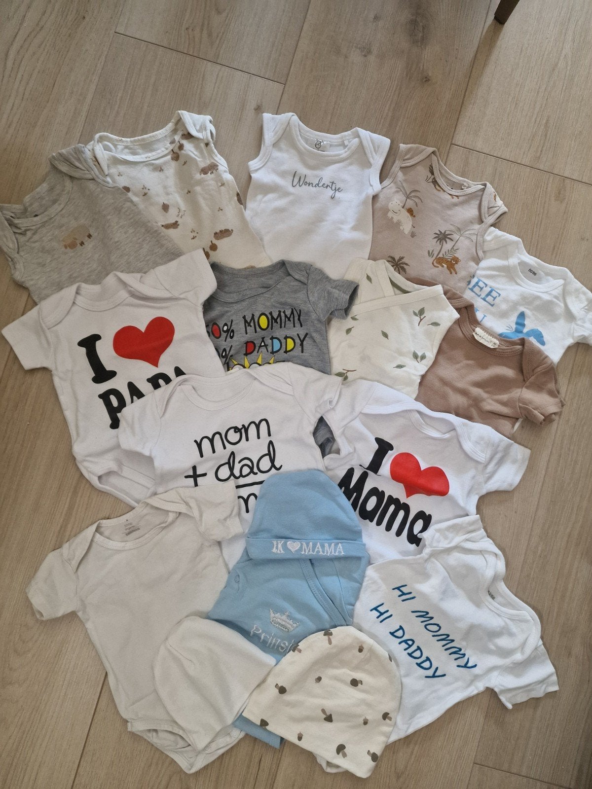 Grote set baby rompers en mutsjes - diverse maten, Kinderen en Baby's, Babykleding | Overige, Ophalen of Verzenden, Zo goed als nieuw