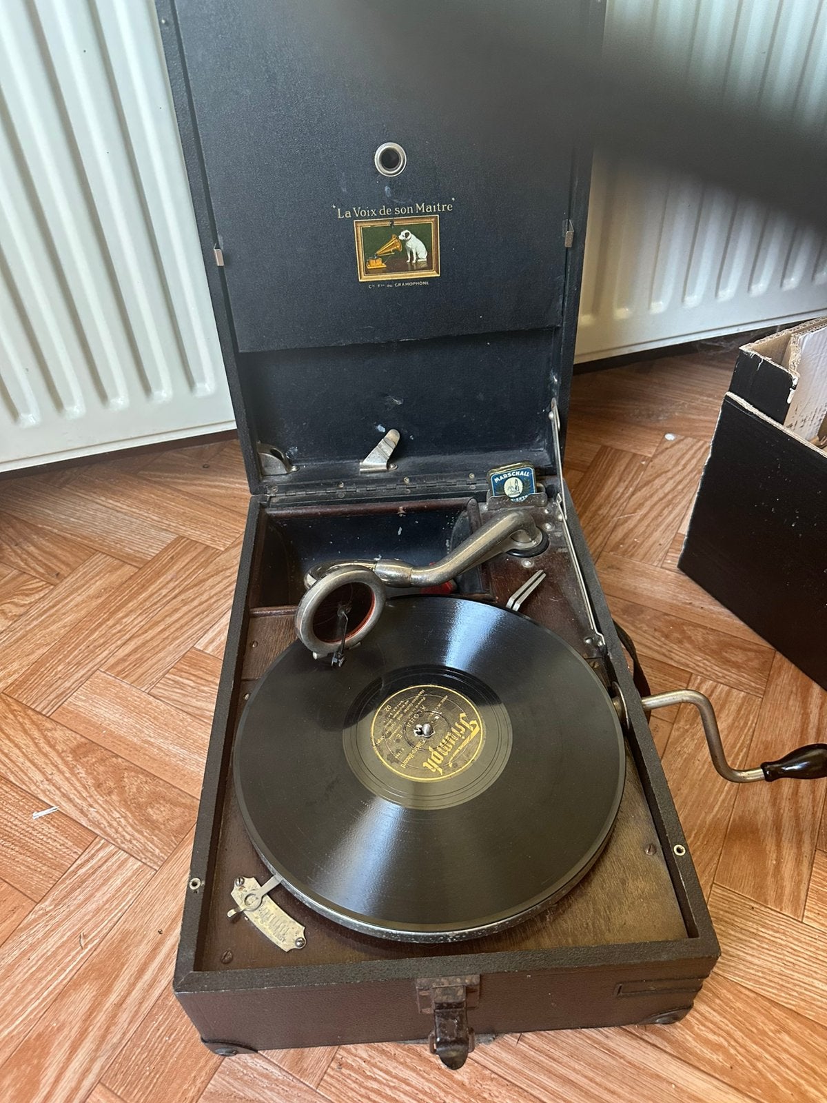 Antieke platenspeler met doos vol platen, Ophalen
