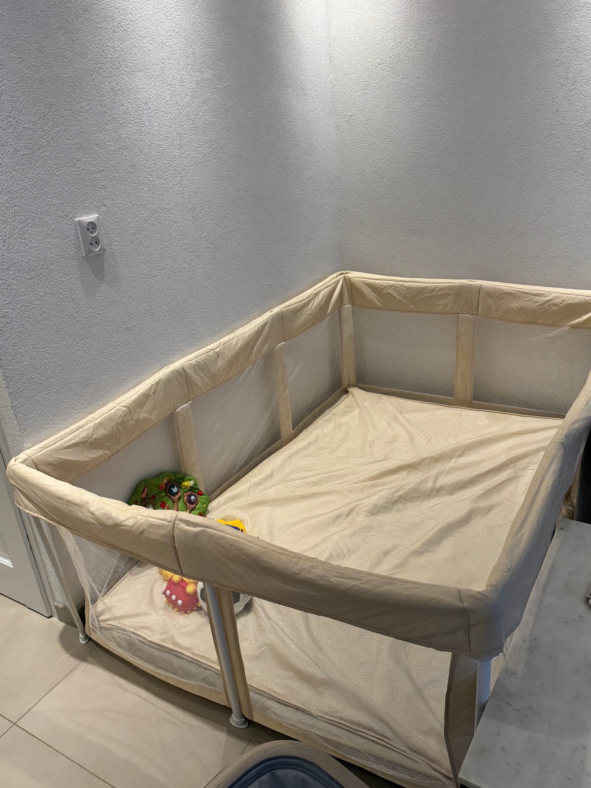 Broyari Grondbox Baby Beige - Inklapbaar met mat & ballen, Kinderen en Baby's, Boxen, Ophalen, Gebruikt, Rechthoekig, Boxkleed