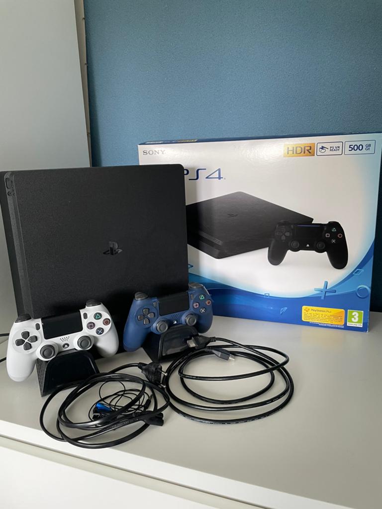PS4 Slim 500 GB + 2 controllers + originele doos, Ophalen, Zo goed als nieuw, Met 2 controllers, Slim