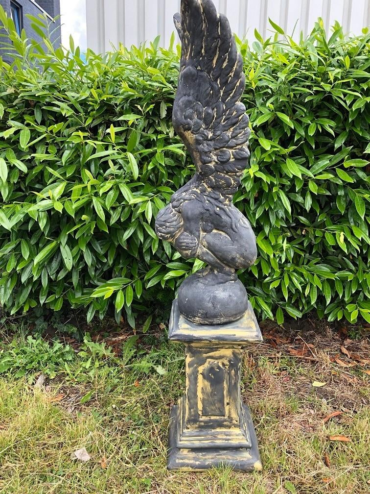 Knielende Engel met vleugels omhoog op sokkel, Tuin en Terras, Tuinbeelden, Steen, Engelenbeeld, ., Nieuw