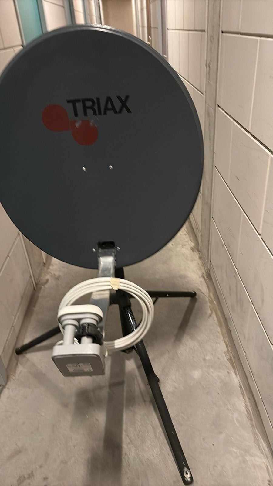 Triax schotelantenne met statief en LNB, Ophalen of Verzenden, Gebruikt, (Schotel)antenne, Overige merken