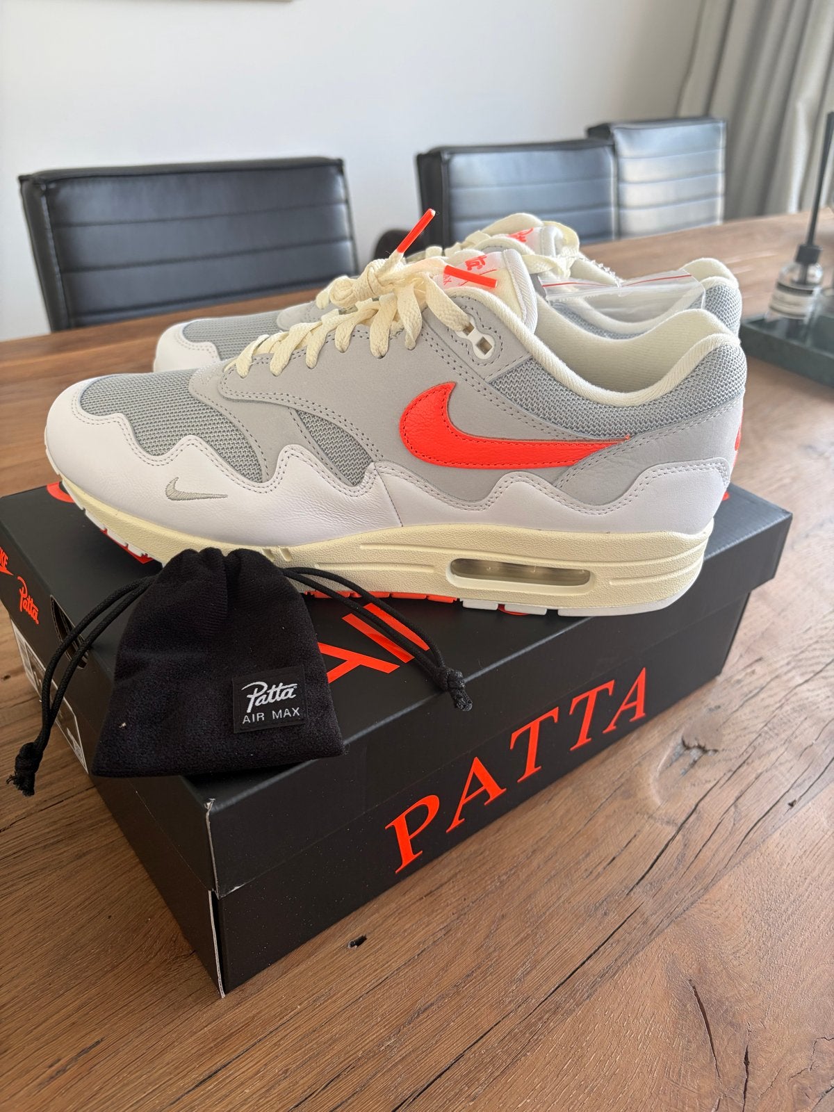 Nike Air Max 1 Patta 'White/Hyper Crimson' (Maat 45), Wit, Nieuw, Ophalen of Verzenden, Sneakers of Gympen
