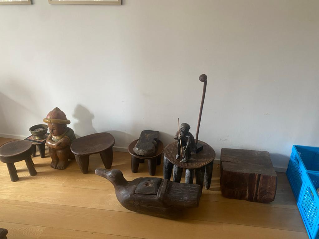 Verzameling van houten decoratieve objecten en krukjes, Ophalen