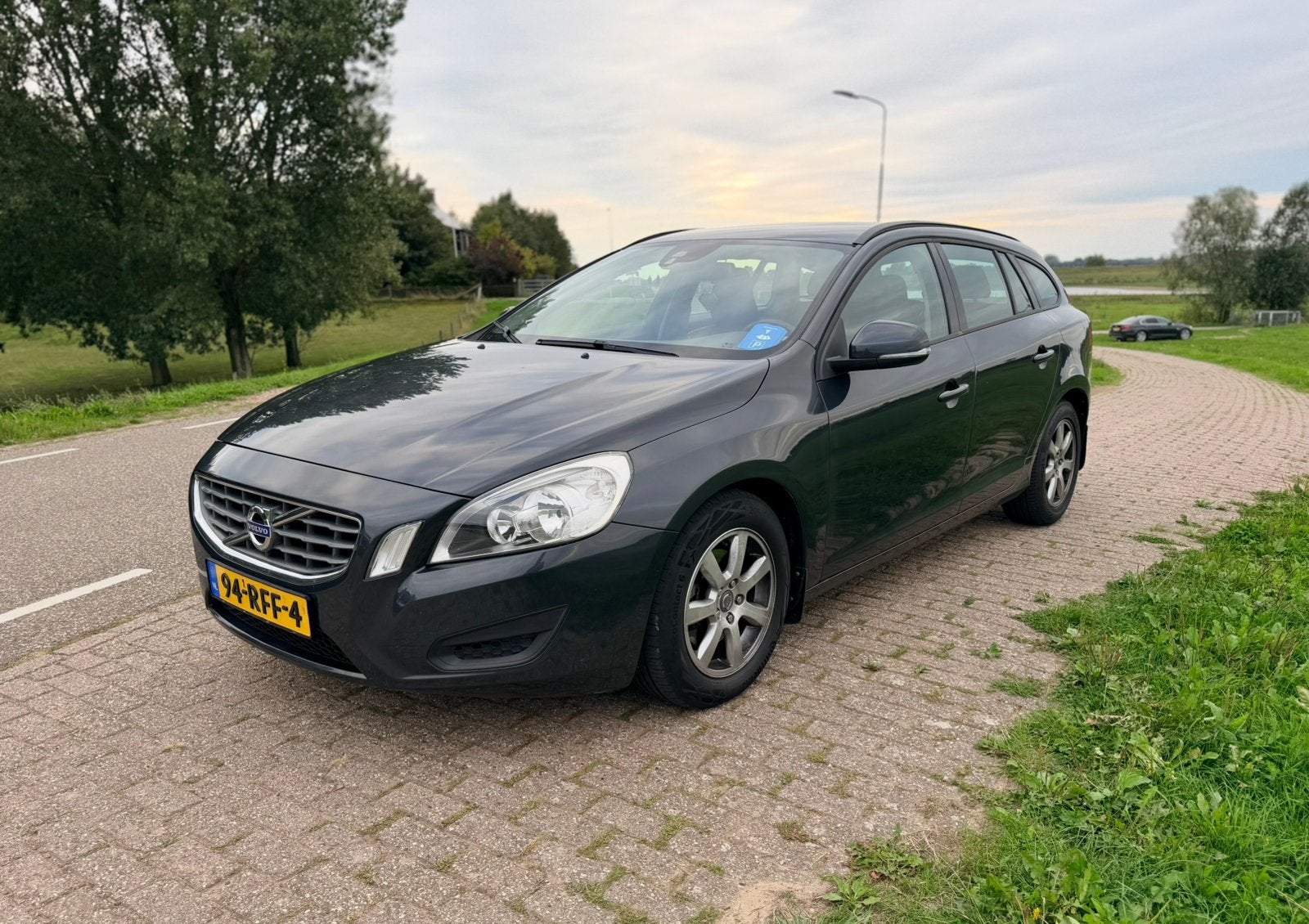 Volvo V60 T3 Start/stop 150pk 2011 Grijs, Auto's, Voorwielaandrijving, Zwart, 4 cilinders, 150 pk