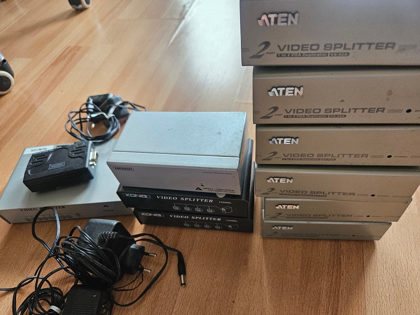 Partij VGA Video Splitters - ATEN, König, en Eminent, Computers en Software, Videokaarten, Gebruikt, Overige soorten, VGA, Ophalen of Verzenden