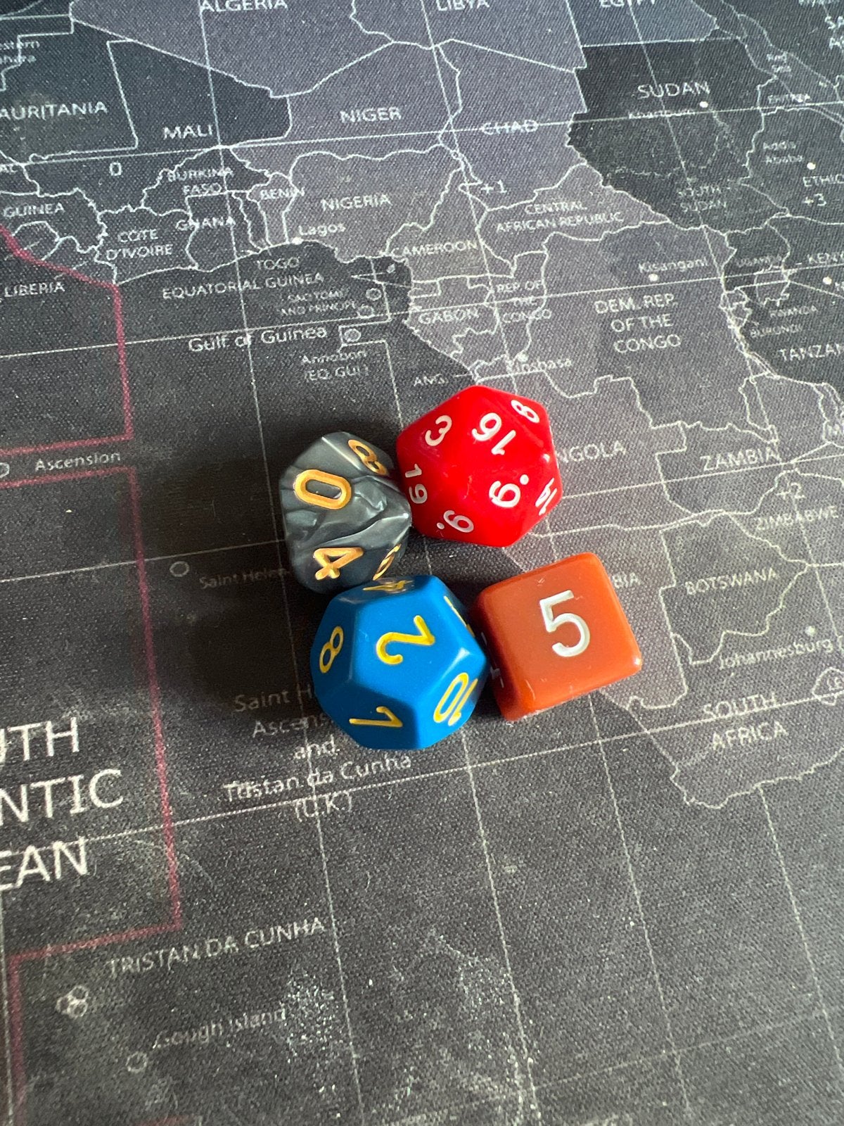 Set van 4 dobbelstenen voor diverse spellen, Een of twee spelers, Ophalen of Verzenden, Gebruikt