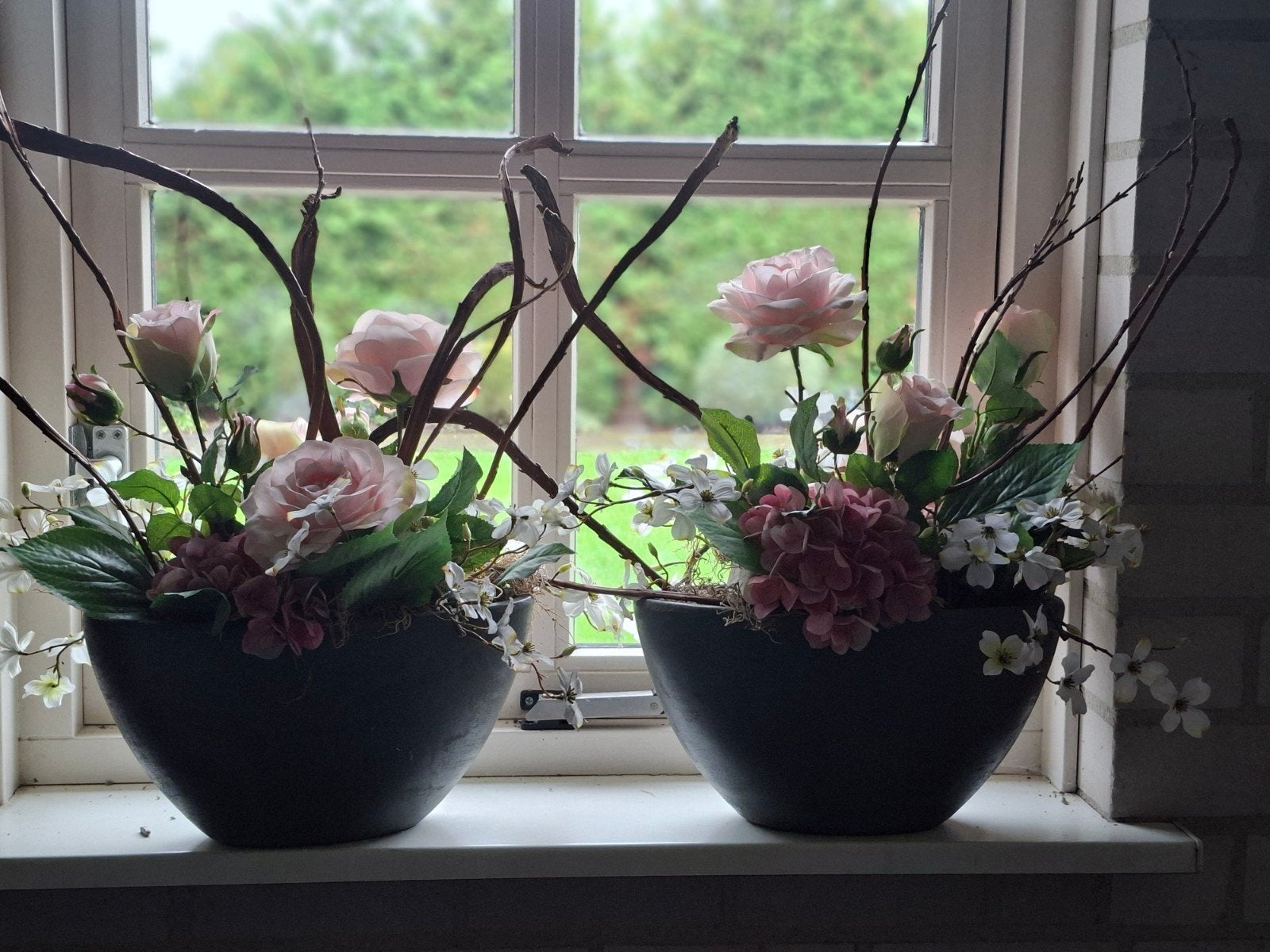 Decoratieve bloemstukken met rozen en takken (set van 2), Huis en Inrichting, Ophalen, Meerkleurig, Zo goed als nieuw, Modern