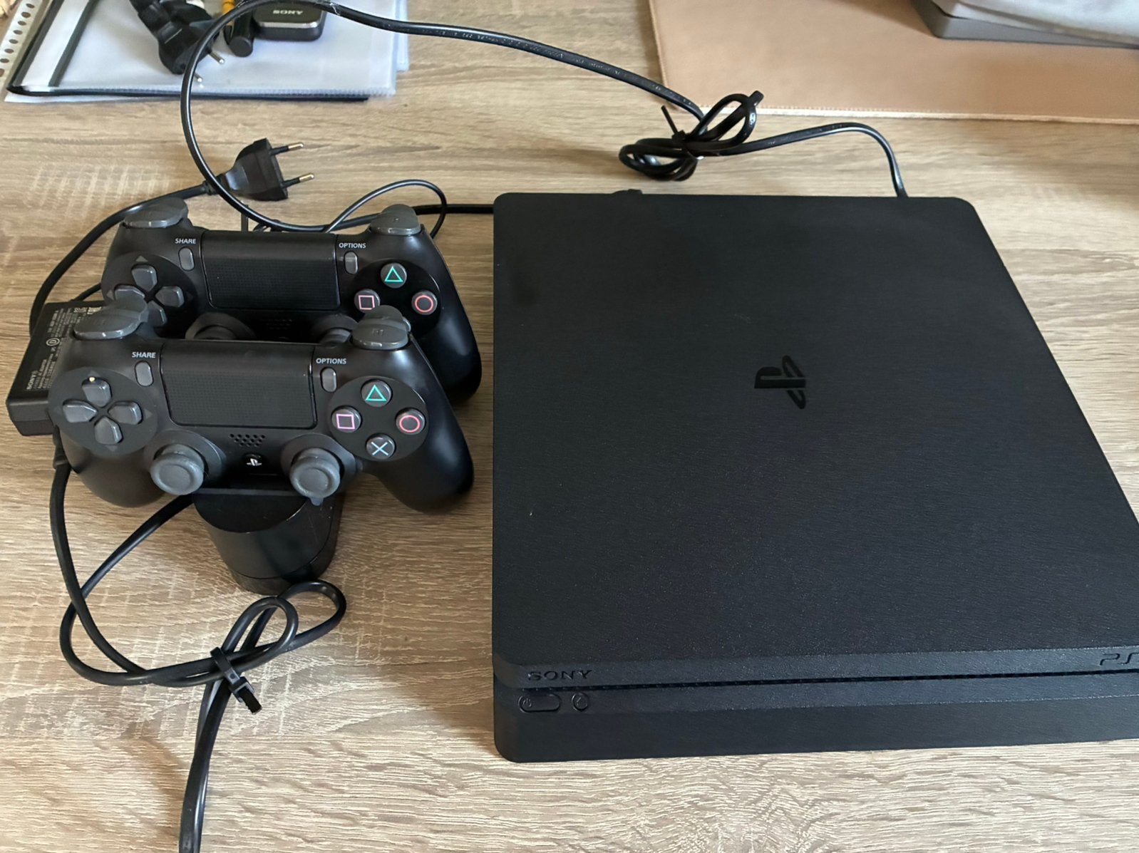 PS4 met 2 controllers en oplaadstation, Spelcomputers en Games, Ophalen, Gebruikt, Met 2 controllers, Original