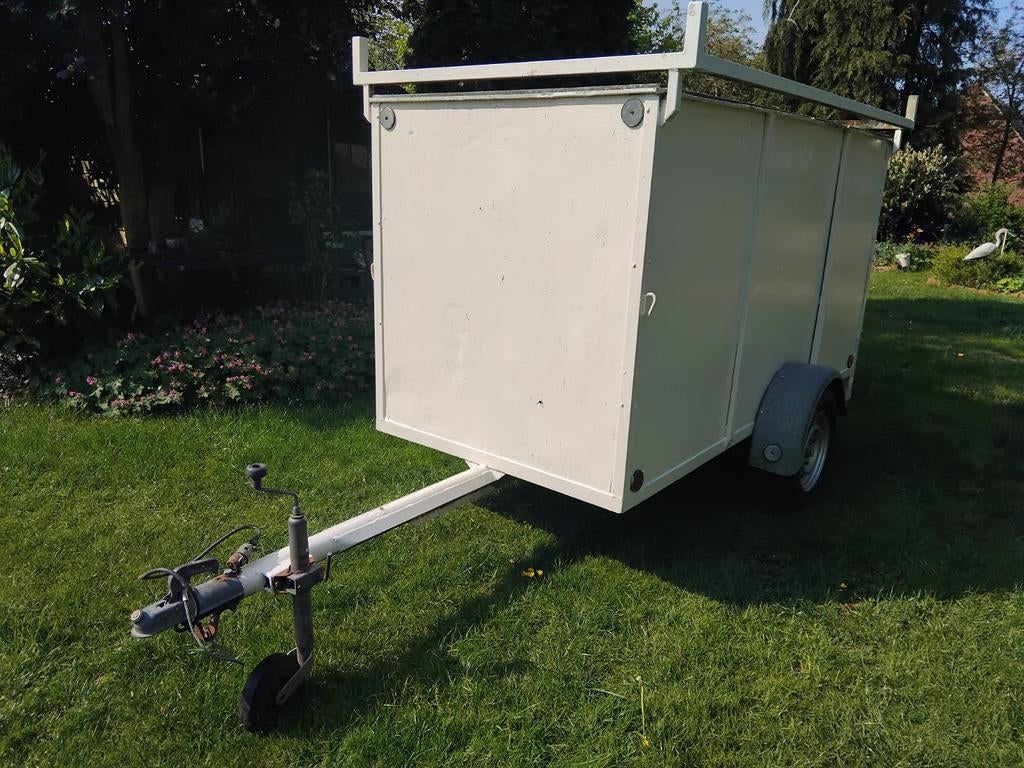 Gesloten aanhangwagen met imperiaal, Ophalen, Gebruikt