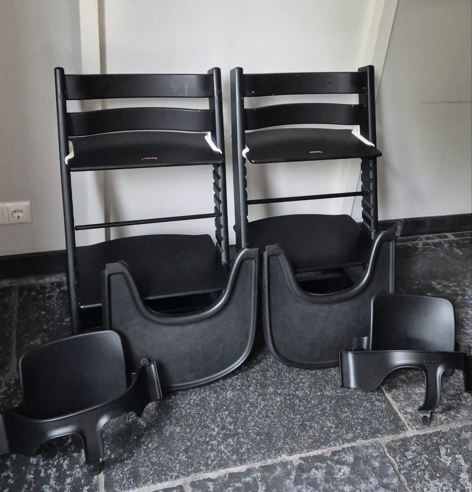 2x Stokke Tripp Trapp stoel (zwart) met accessoires, Kinderen en Baby's, Kinderstoelen, Ophalen, Gebruikt, Meegroeistoel, Gordel(s)