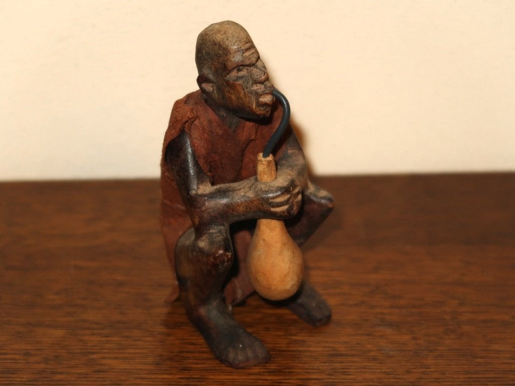 man drinkend uit kalebas, origineel Afrikaans houten beeldje, Antiek en Kunst, Verzenden