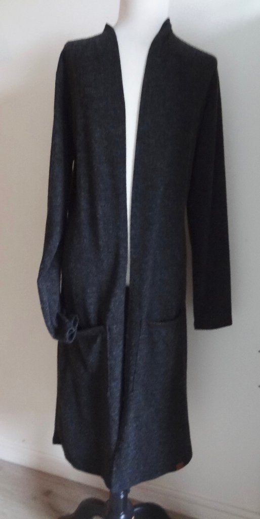 Nieuw prachtig lang grijs vest van mooi vrolijk maat S, Kleding | Dames, Ophalen of Verzenden, Nieuw, Maat 36 (S), Grijs
