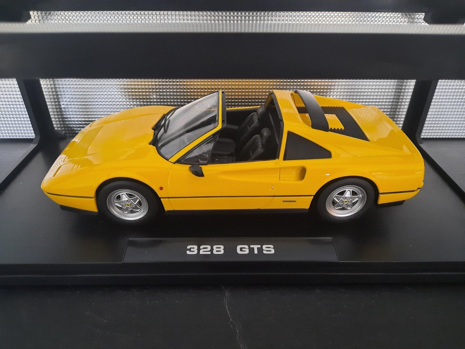 Ferrari 328 GTS Schaal 1:18, Hobby en Vrije tijd, Modelauto's | 1:18, Overige merken, Auto, K&K, Ophalen of Verzenden