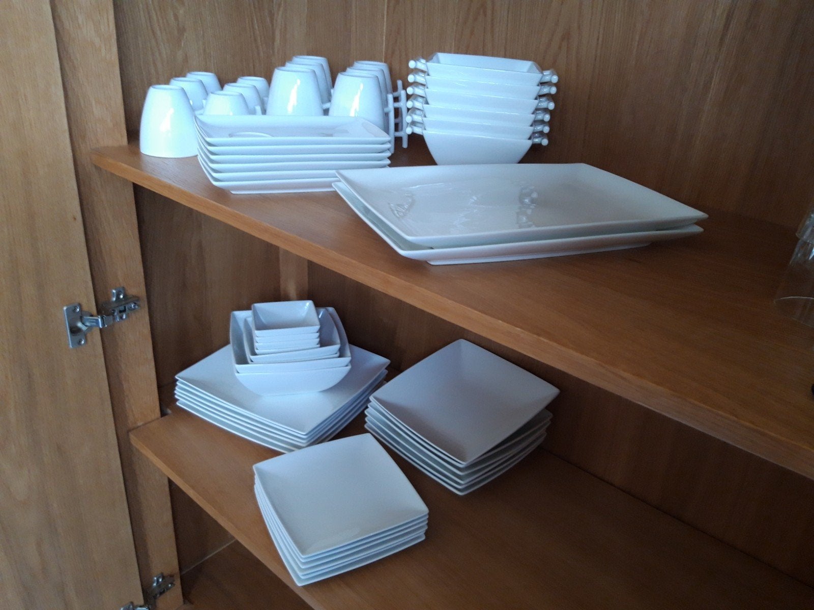 Yong servies, 52-delig, Ophalen, Overige merken, Zo goed als nieuw, Modern