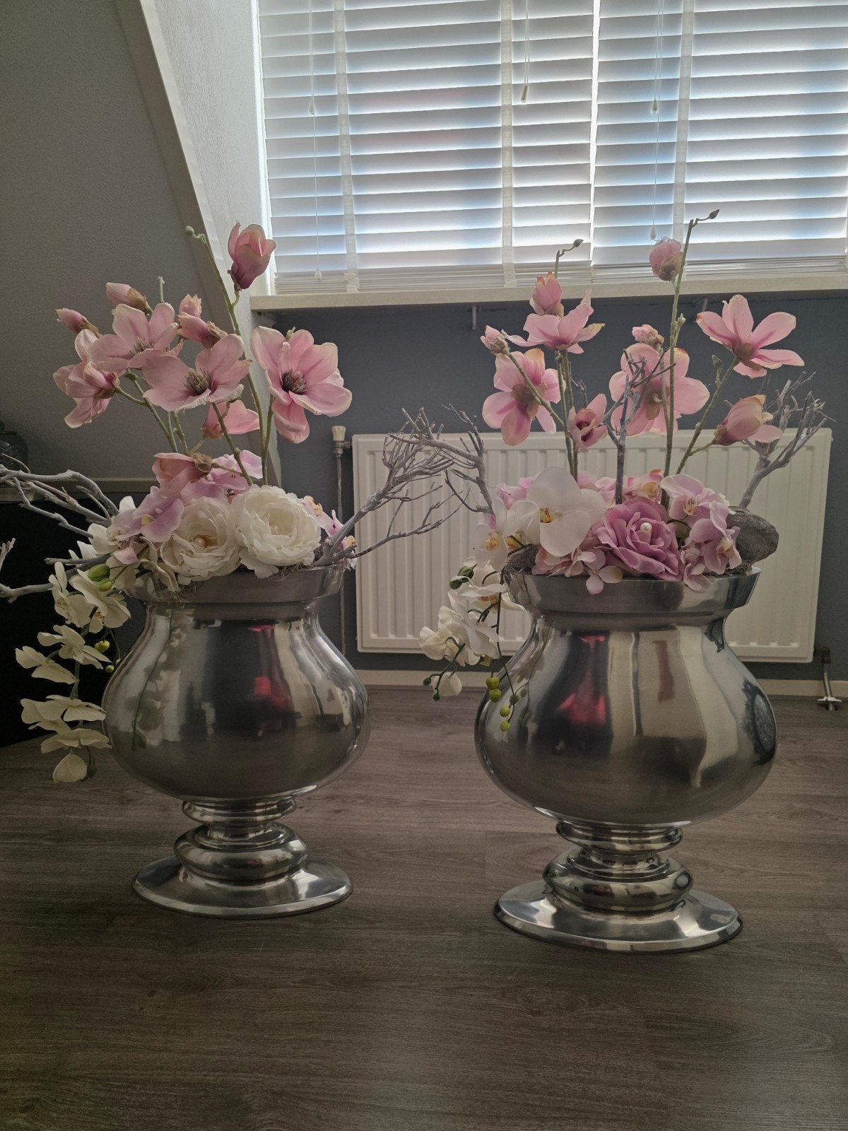 2 Prachtige zware zilveren vazen met zijde bloemen, Ophalen, Binnen, 100 cm, Zijde