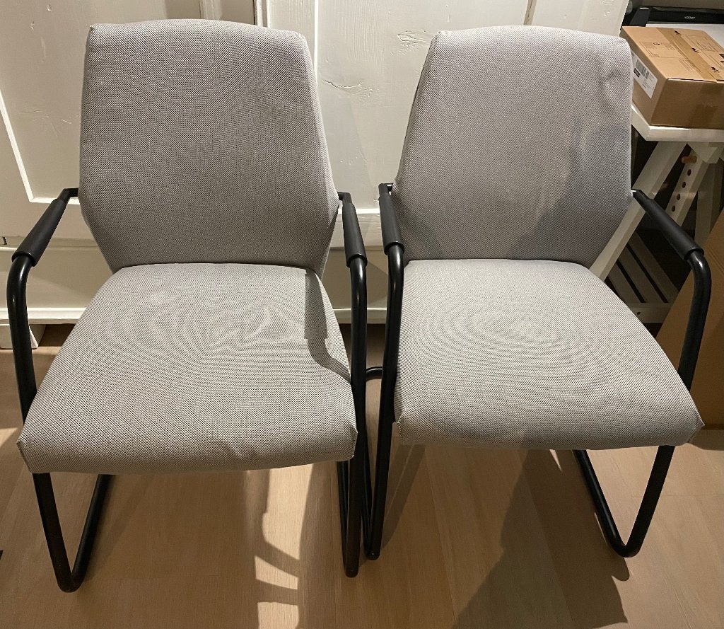 GRATIS: Twee grijze stoelen!, Huis en Inrichting, Stoelen, Ophalen, Gebruikt, Grijs, Twee
