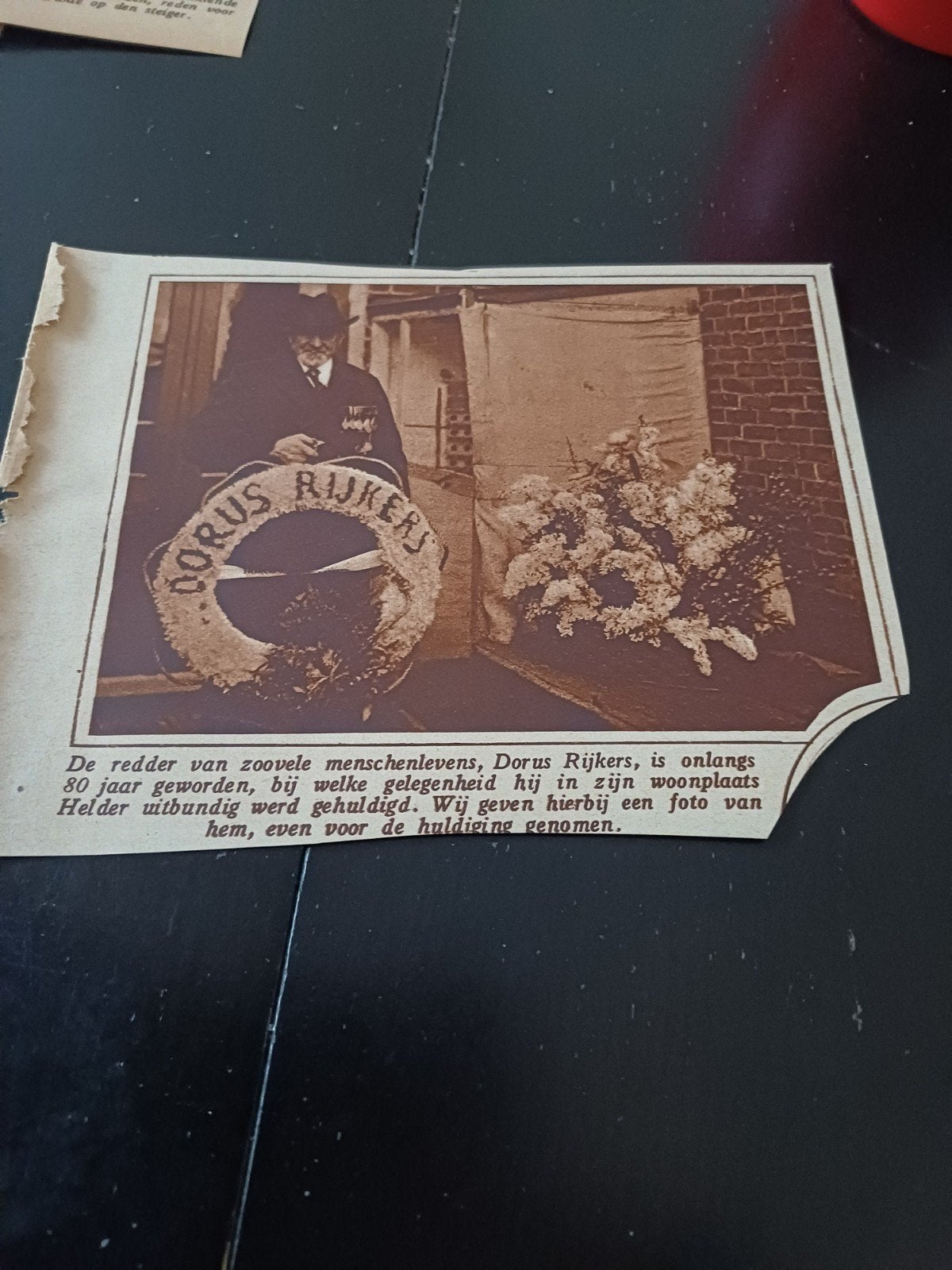 knipsel Dorus Rijkers 80 jaar Den Helder 1927, Ophalen of Verzenden, 1920 tot 1940, Knipsel(s)
