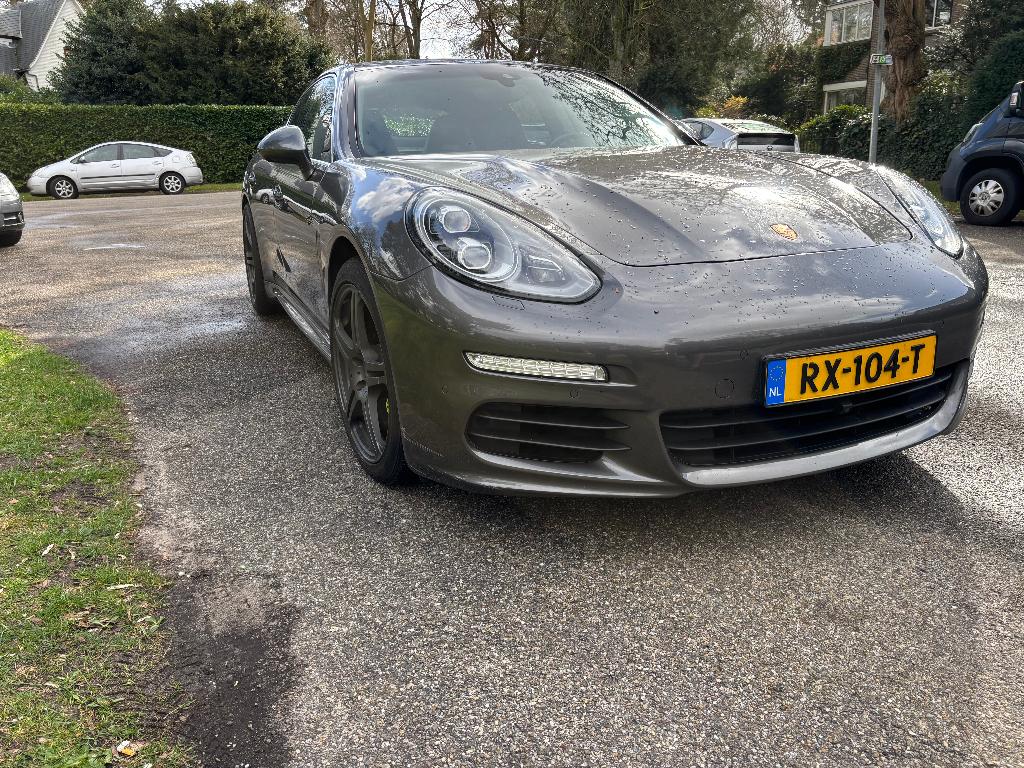 Porsche Panamera 2016 Grijs metallic, Automaat, Achterwielaandrijving, Zwart, 2995 cc