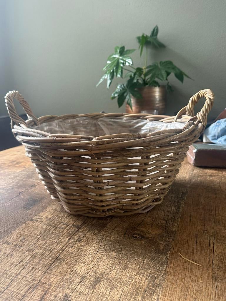 Rieten mand met plastic binnenkant, Huis en Inrichting, Woonaccessoires | Schalen en Manden, Ophalen, Gebruikt, Mand, Rond