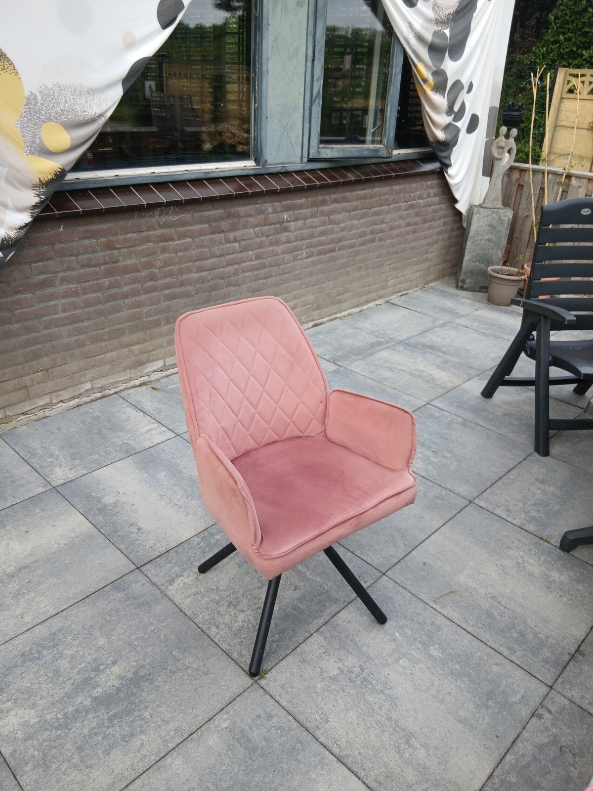 4x Roze fluwelen eetkamerstoel - comfortabel en stijlvol, Ophalen of Verzenden, Gebruikt, Metaal, Modern, Scandinavisch