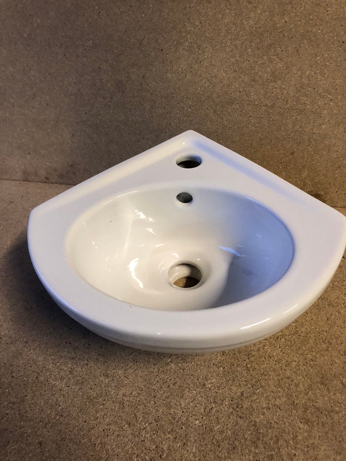 Mooi wit hoekwasbakje geberit, Minder dan 50 cm, Ophalen of Verzenden, Zo goed als nieuw, Minder dan 25 cm