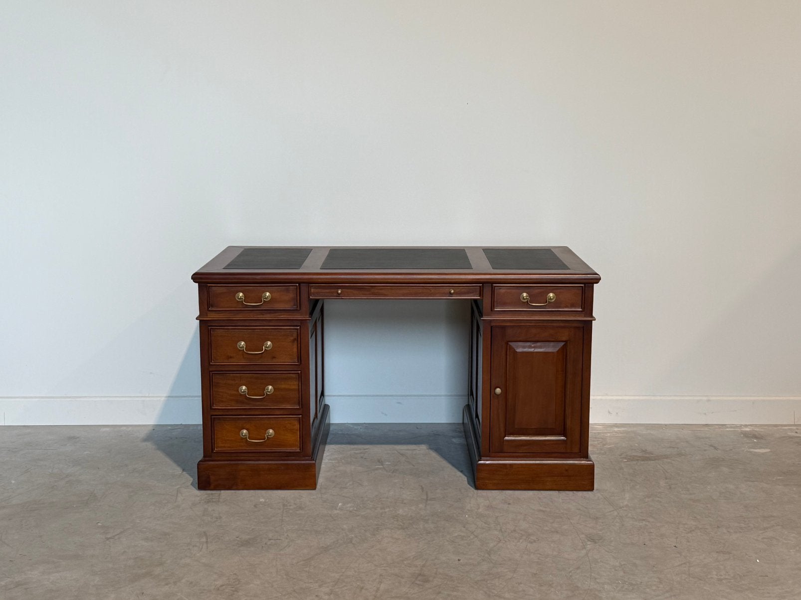 Klassiek Emgels bureau #706, Huis en Inrichting, Overige typen, Hout, Bruin, Ophalen of Verzenden