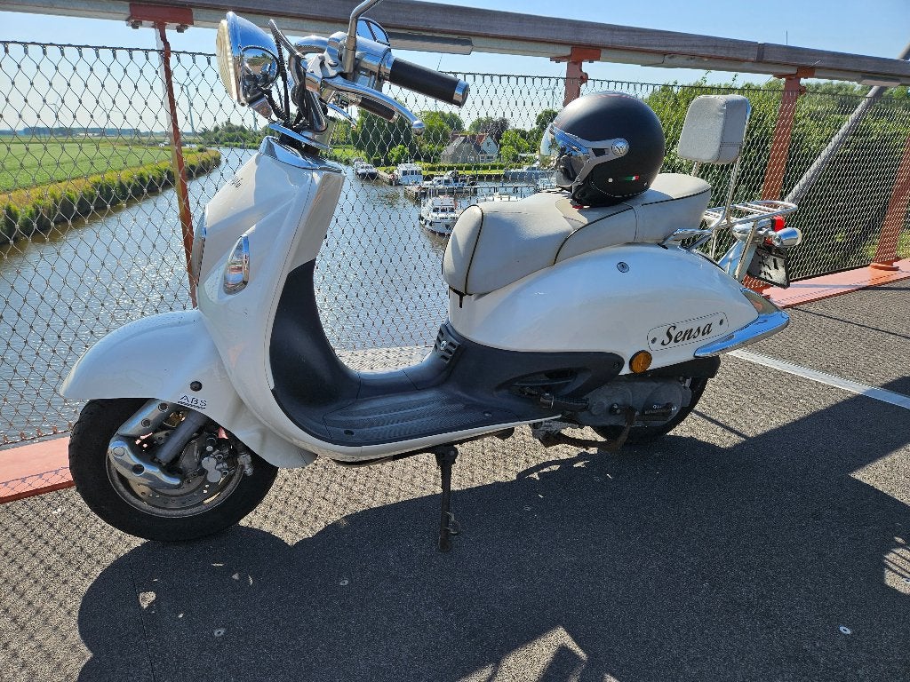 Sensa Scooter - Wit, Zo goed als nieuw, Fietsen en Brommers, Zo goed als nieuw, Benzine, Ophalen, Overige merken